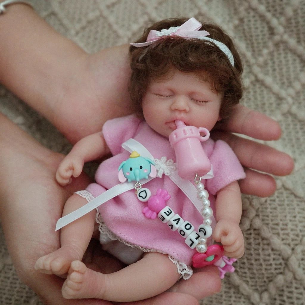 Bebê Reborn recém nascida 20cm em Silicone – Realista, Macia e com Acessórios