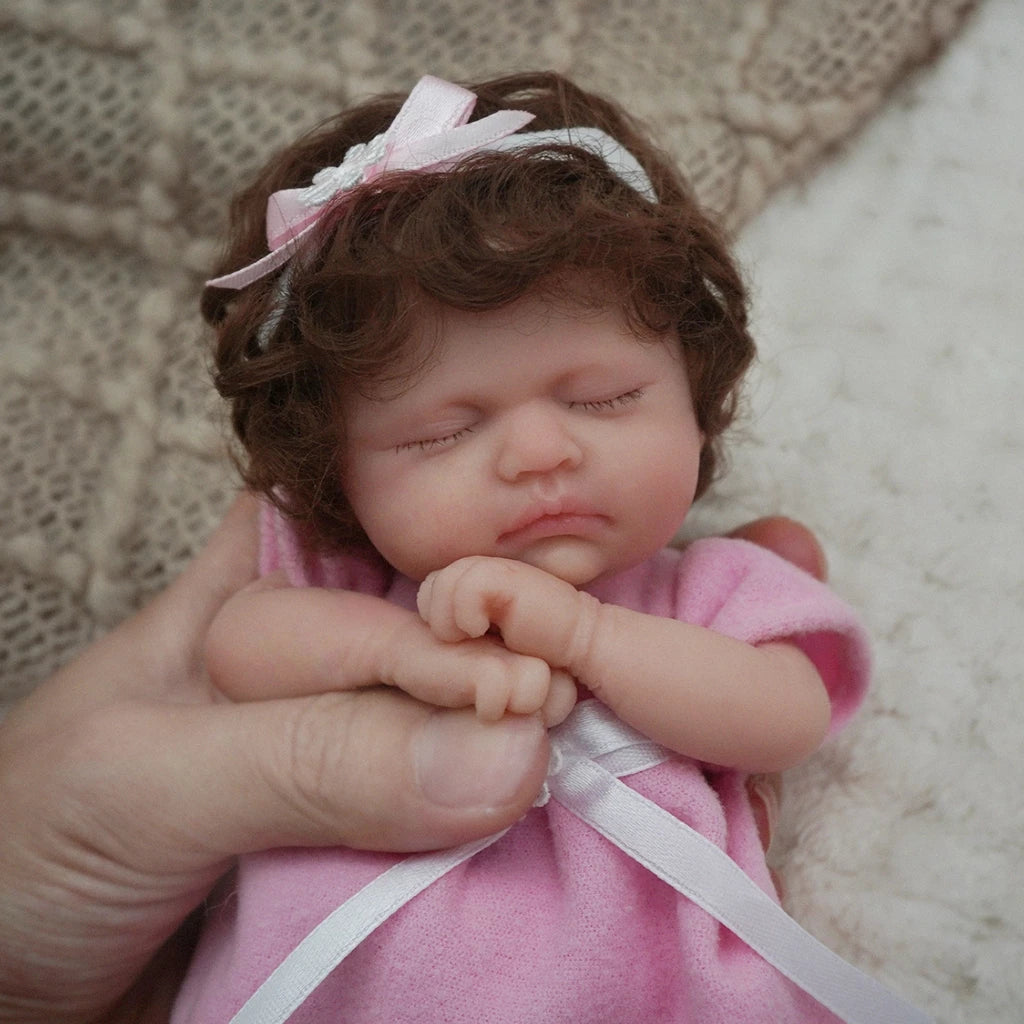 Bebê Reborn recém nascida 20cm em Silicone – Realista, Macia e com Acessórios