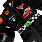 Macacão Fantasia Infantil Piloto tipo Carros McQueen Personalizada Nome e idade c/ Boné